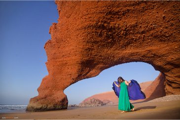 Природные арки на пляже Легзира в Марокко
