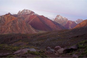 Анды - краски гор на восходе солнца. Аргентина