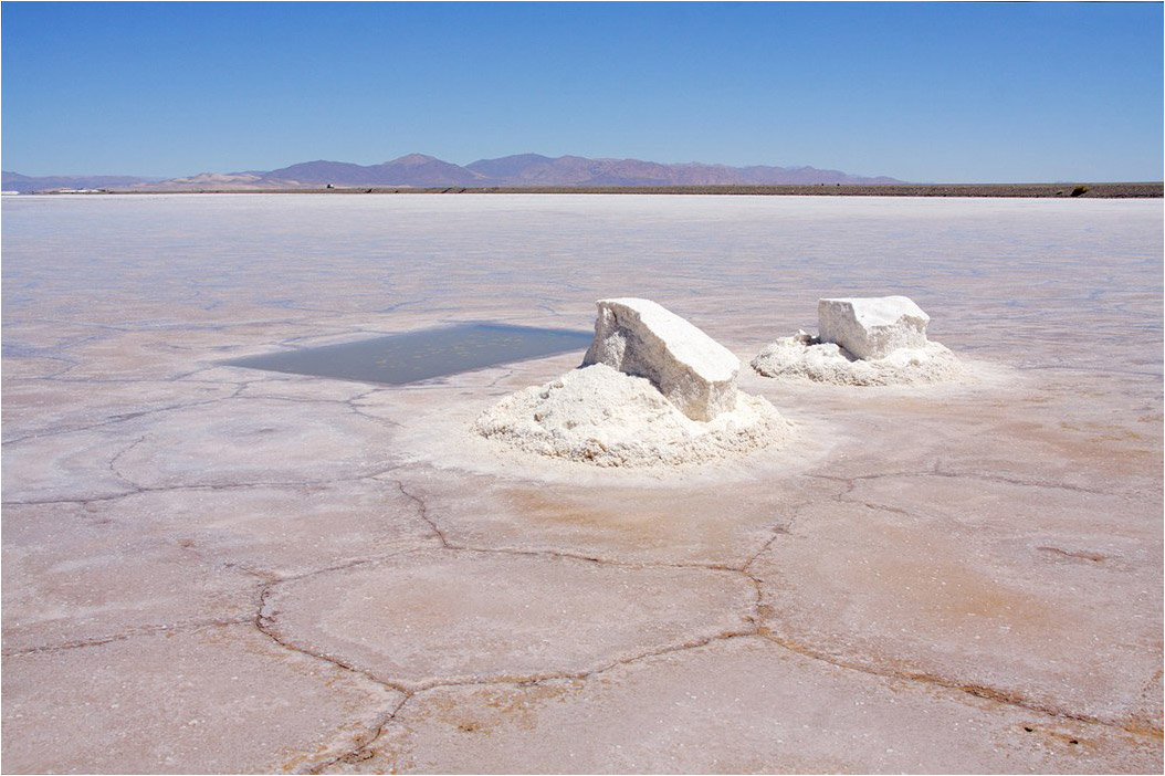 Соль добывается в озере. Добыча соли на озере Баскунчак. Озеро Баскунчак месторождение соли. Каменная соль озеро Баскунчак. Солончак Салинас-Гранде.