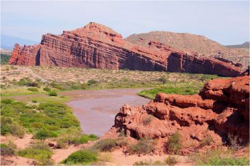 Красные скалы и красные реки Северной Аргентины