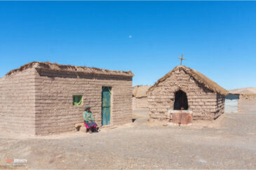 Церквушка в деревне индейцев среди высокогорной пустыни Северной Аргентины