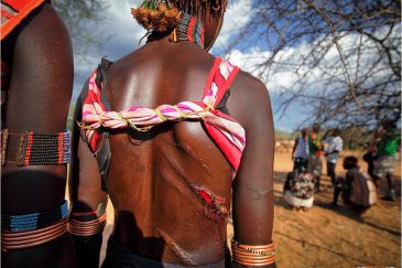 Шрамы на спинах девушек Хамер, считающиеся признаком красоты. Эфиопия