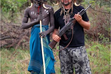С воином племени мурси. Эфиопия