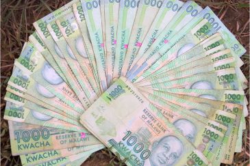 Сто долларов в переводе на малавийские квачи в самых крупных купюрах