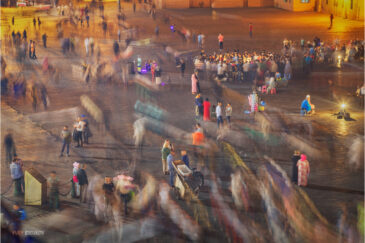 Торговцы и туристы на площади Джамаа-эль-Фна в Марракеше