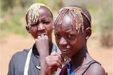 Девочки масаи готовятся к обрезанию. Танзания