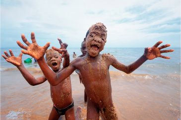 Дети зомби на берегу озера Танганьика