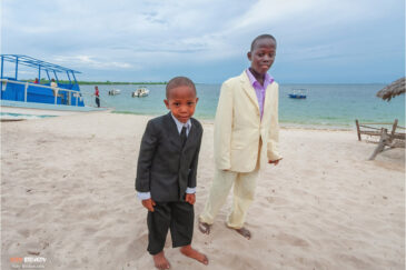 Нарядные дети на пляже городка Килва Масоко