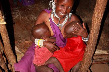 Женщина в традиционном доме масаи. Танзания