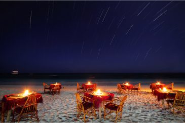 Безлюдный ресторанчик на пляже. Занзибар
