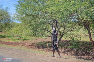 Подросток из племени Масаи в заповеднике Нгоронгоро