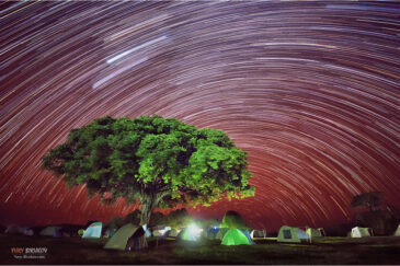 Звезды и палаточный лагерь у кратера Нгоронгоро