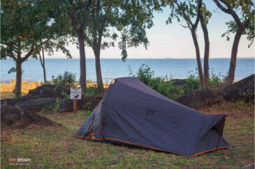 Моя палатка и табличка "Берегитесь крокодилов" на озере Кариба