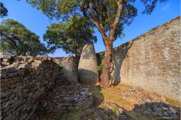 Башня и стены цитадели. Руины Великого Зимбабве