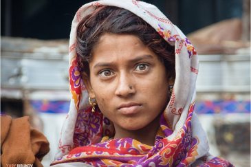 Девушка из бедной семьи, живущей на улице Патны, столицы штата Бихар