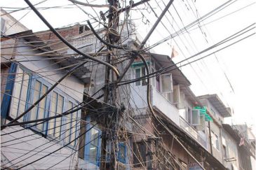 Безумное электроснабжение на улице Дели. Индия