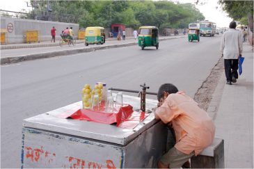 Продавец лаймового сока на улице Дели. Индия