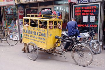 Школьный велоавтобус в районе Пахарганж, Дели. Индия