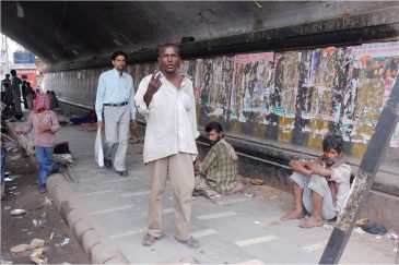 Живущие под мостом в Дели. Индия