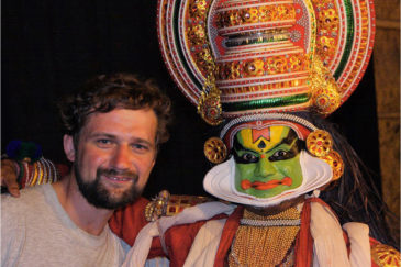 Фото с актером театра катхакали