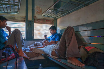 Пассажиры индийского поезда