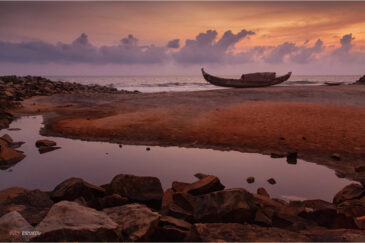 Рыбацкая лодка на пляже у поселка Варкала. Керала, Южная Индия