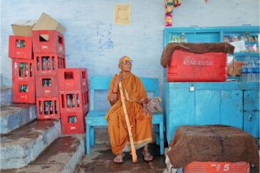 Женщина недалеко от погребальных костров на берегу Ганги в Варанаси