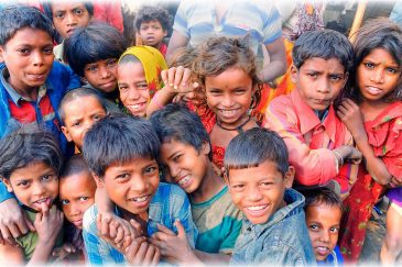 Детишки из бедных семей, живущих в брезентовых палатках на улице города Патна. Бихар. Индия