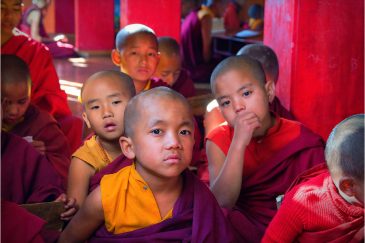 Маленькие монахи на уроке в монастыре города Намчи. Штат Сикким. Индия