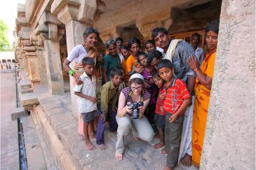 Любопытные индусы в Танжавуре, штат Тамилнаду