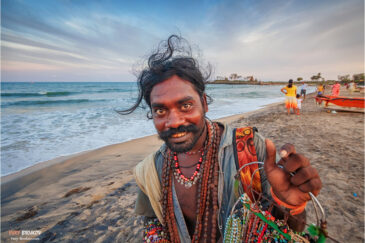 Продавец сувениров на пляже города Мамаллапурам. Тамилнаду