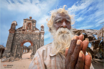 Старик в разрушенном цунами поселке Данушкоди. Мост Рамы, штат Тамилнаду