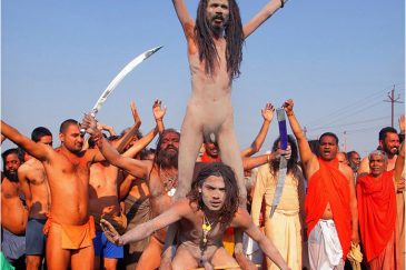 Акробатические выкрутасы голых садху на фестивале Кумбха Мела. Индия