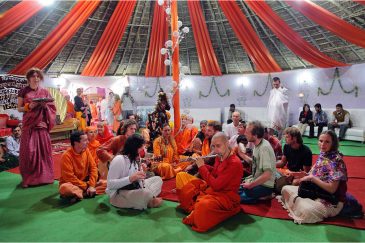 Импровизированные концерты в шатре Пайлота Бабы на фестивале Кумбха Мела. Индия