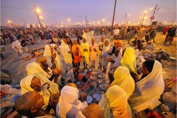 Толпы людей на подходе к Сангаму, месту слияния трех рек на фестивале. Индия