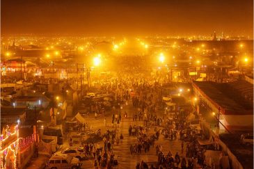 Вид на ночной лагерь фестиваля Кумбха Мела с моста через Гангу. Индия