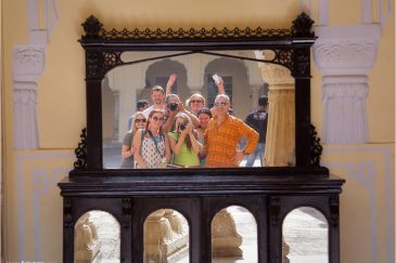 Наша группа в зеркалах дворца махараджи в Джайпуре. Раджастан. Индия