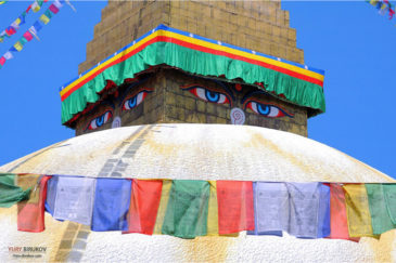 Ступа Боднатх и глаза Будды в столице Непала Катманду