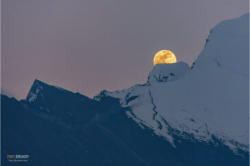 Восход Луны над Гималаями