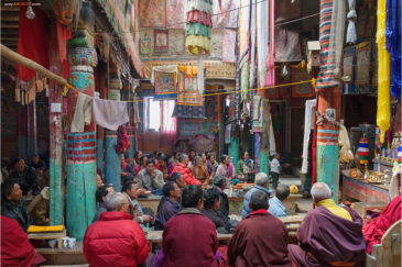 Воскресная служба в буддистском храме у горного поселка Мананг в Гималаях