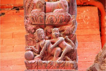 Загадочные фигуры на непальских храмах