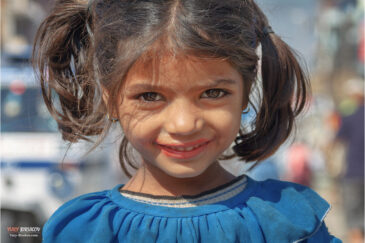 Девочка на улице Катманду