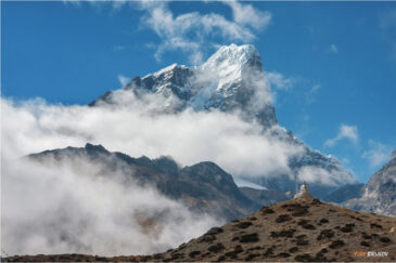 Вершина Табоче в облаках. Окрестности Эвереста
