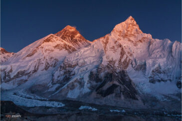 Вершины Эверест и Нуптзе в лучах заходящего солнца