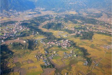 Долина Катманду через иллюминатор самолета