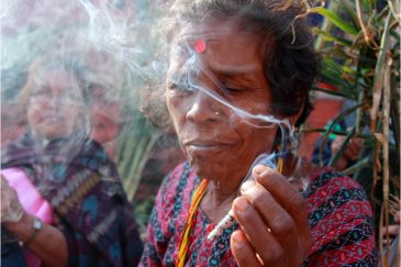 Тетушки в Непале любят покурить