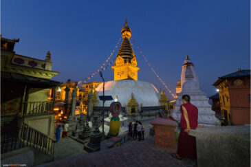 Буддистский монах у вечерней ступы Сваямбунатх в Катманду