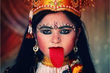 Живое изображение богини Кали на празднике Шиваратри