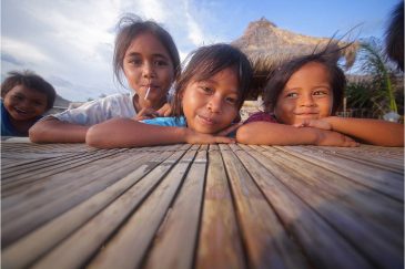 Дети в поселке Кута, остров Ломбок