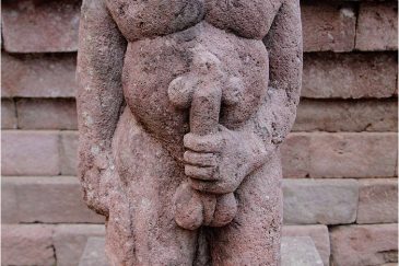Фигура в старинном индуистском храме, остров Ява